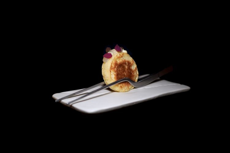 Il secondo servizio della gallina: Blini di gallina stracotta&nbsp;con salsa orientale di canocchia
