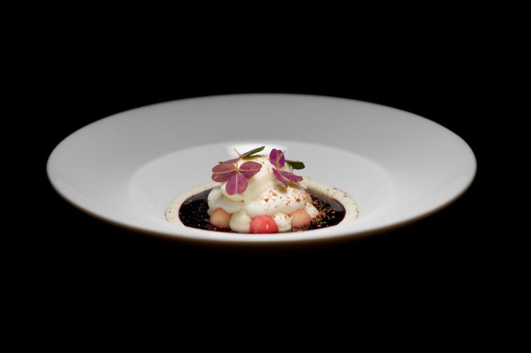 Ottimi i dessert, a partire da questo fresco&nbsp;Yogurt ed erba luigia, sedano rapa, topinambur, mela e bacche di sambuco
