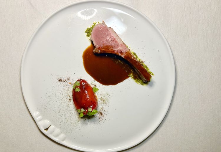 Agnello di pascolo, pesto di gemme di pino d' Aleppo, peperone arrosto e fave: l’agnello proviene dall'allevamento di Giuseppe Grasso, nella zona di Vizzini. È servito con pesto di pino d’Aleppo e un peperone farcito con le fave, più il fondo dello stesso agnello