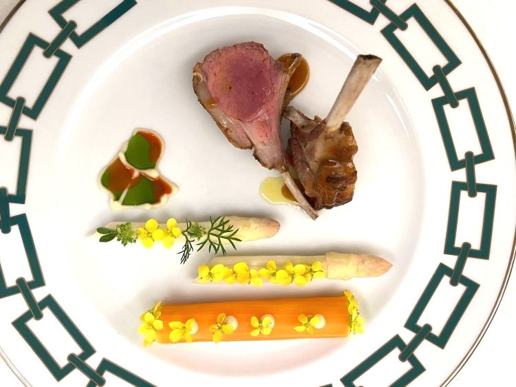 L'agnello Brillenschaf della Val di Funes, la razza ovina più antica del Sudtirolo, è tra le proposte del Zur Kaiserkron
