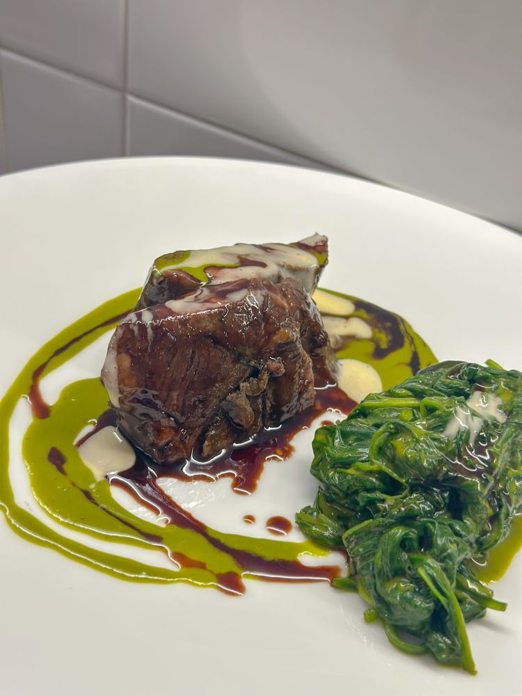 Un secondo piatto che profuma d'Abruzzo: Agnello, spinaci mantecati, burro acido e limone