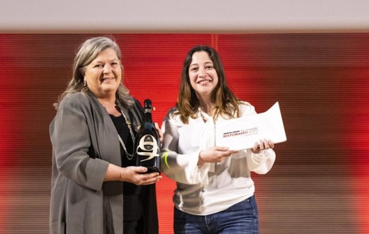 Agnese Morandi premiata da Cristina Ziliani di Berlucchi Franciacorta come "Miglior sommelier" per la Guida di Identità Golose ai Ristoranti d'autore 2024