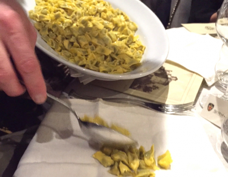 Gli Agnolotti del plin alla curdunà di Piermassimo Cirio del ristorante Madonna della Neve a Cessole in provincia di Asti
