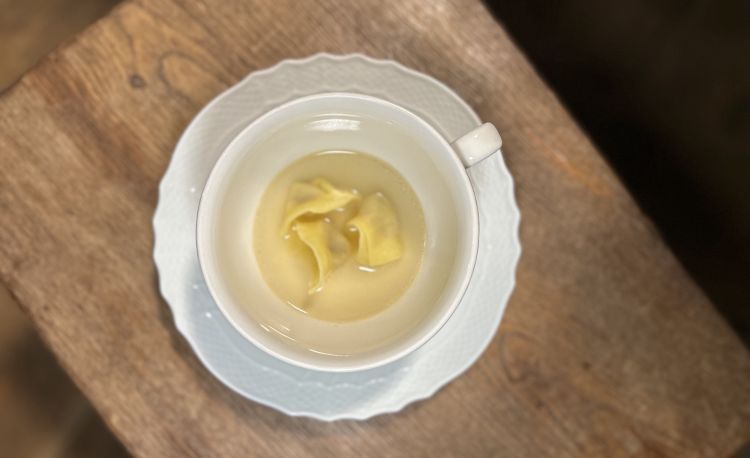 Agnolotti ripieni di dado fatto in casa, brodo di elicriso, mortadella e parmigiano: &laquo;Quello che starebbe nel brodo &egrave; nel ripieno, e viceversa&raquo;
