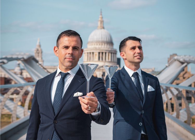 Gli italiani Agostino Perrone e Giorgio Bargiani, rispettivamente bar manager ed head bartender di The Connaught Bar a Londra, per la prima volta nella nostra Guida ai Ristoranti di Identità Golose, assieme ad altri 15 cocktail bar (foto Leonardo Filippini)
