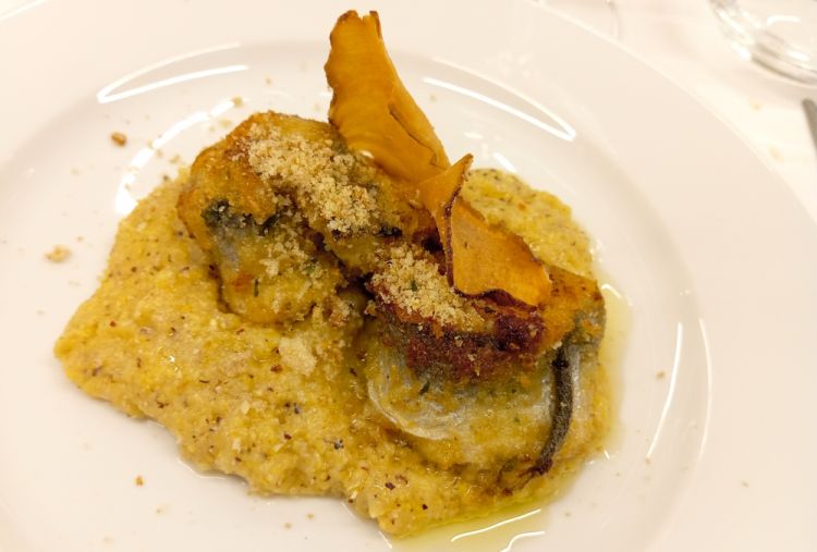 Agone al forno con polenta di mais rosso 
