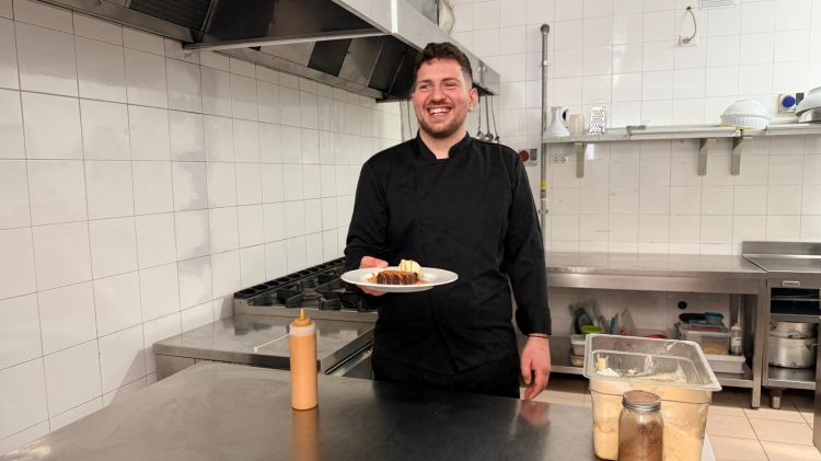 Federico Brugiotti con il Brownie al cioccolato vegano e senza glutine servito con gelato alle arachidi e caramello salato