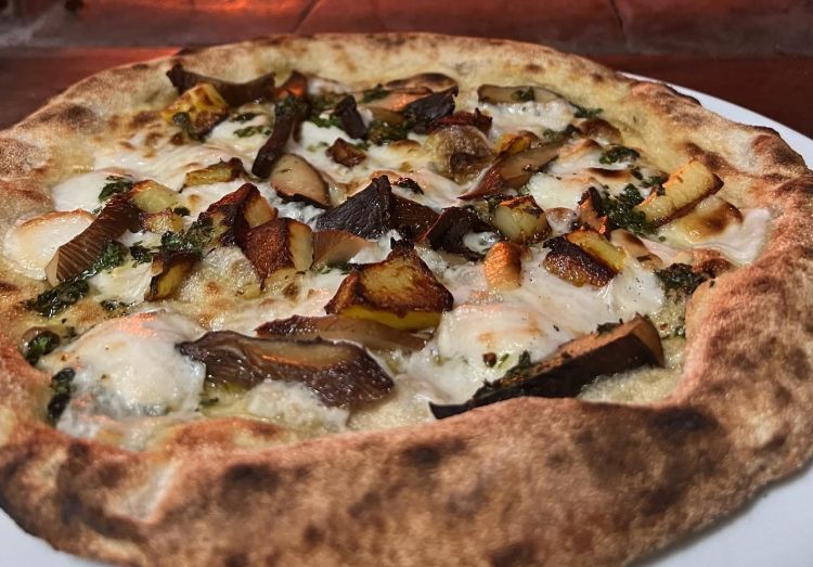 La pizza Arrostita, 100% vegetale, con funghi cardoncelli, patate al forno, affumicata di "fermaggio" e salsa marinara