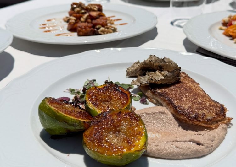 Affumicata di "fermaggio" e fichi alla griglia, con pesto di noci e petali di tartufo estivo fresco