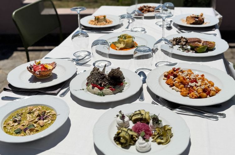 Alcuni piatti vegani serviti nel ristorante Agrola