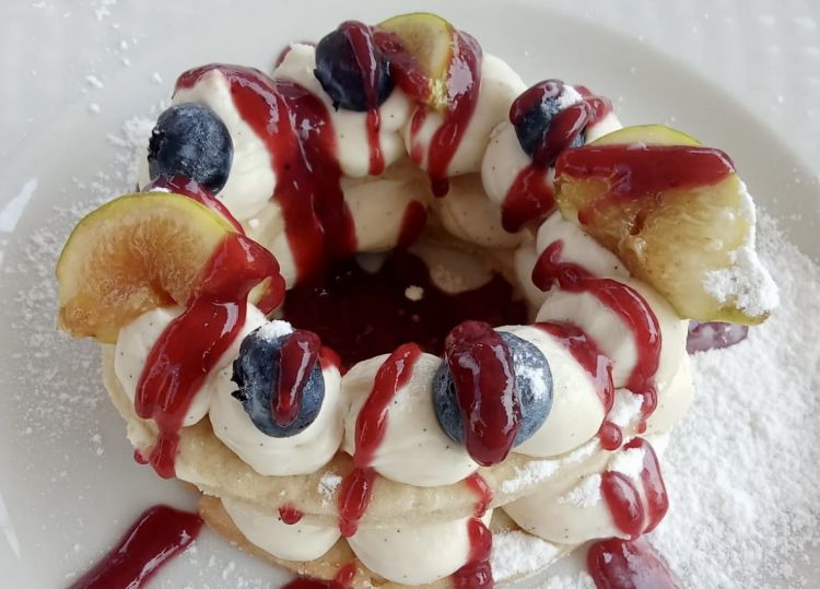 Una Cream tart alla vaniglia con fichi e mirtilli servita ad Agrolago