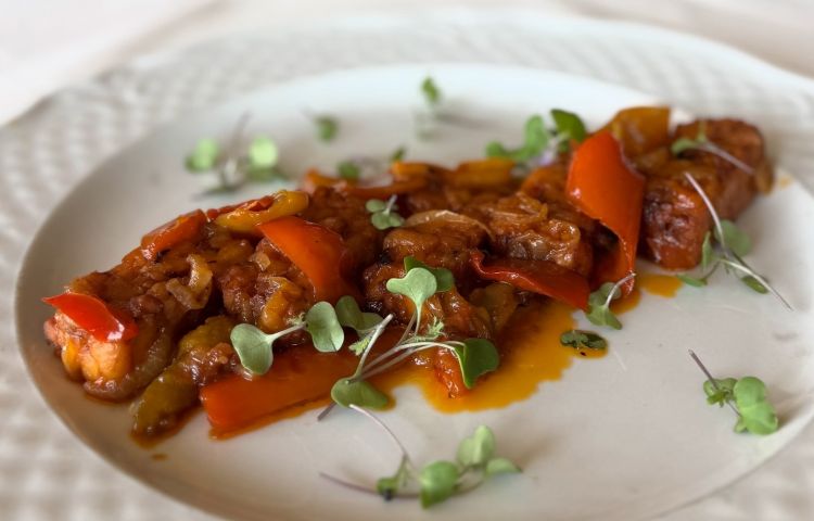 Tempeh di fagioli canellini di produzione propria con peperoni e cipolle