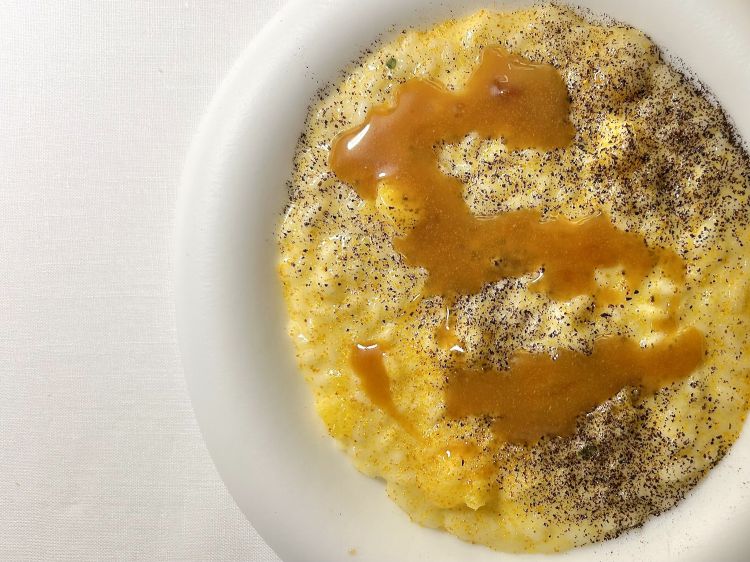 Agrumeto: riso Carnaroli Gallo Extra agli agrumi, crema di porri alla brace, erba cipollina, olvere di limone nero, riduzione di salsa al Marsala. Un risotto che vira molto sul dolce ma risulta comunque equilibrato