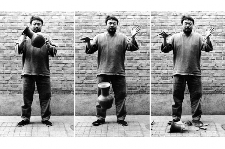 Ai Weiwei e il vaso
