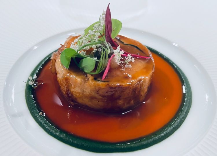 Coniglio grigio di Carmagnola farcito con capperi di Pantelleria e limoni di Cetara, con salsa di polpo alla luciana