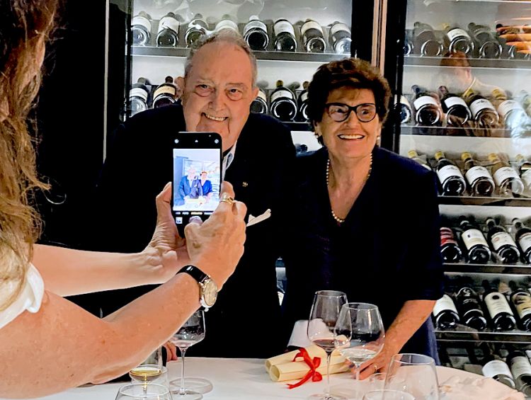 Aimo Moroni e Nadia Giuntoli a cena con alcuni ospiti nel giugno 2022
