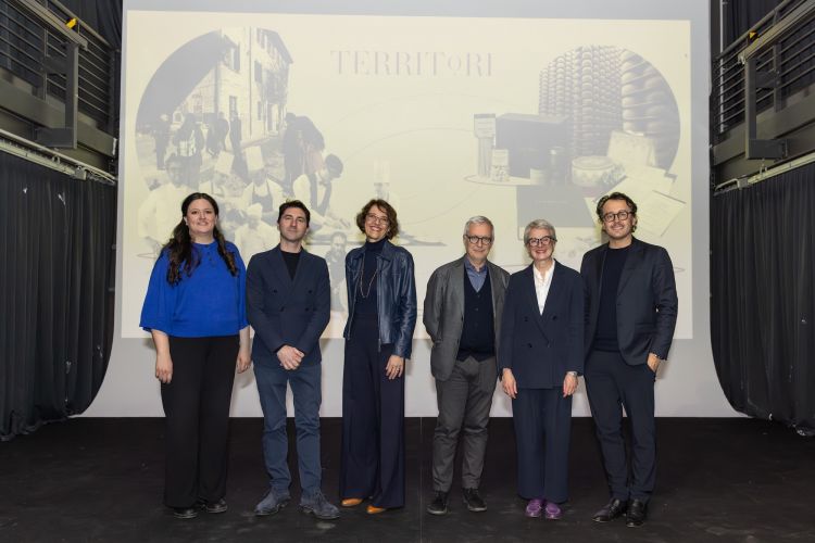 Marta Carubolo (docente aggiunto al Polimi Desis Lab e referente del progetto Territori), Fabio Pisani, Stefania Moroni, Francesco Zurlo (preside della Scuola del Design del Politecnico), Anna Meroni (vicepreside) e Alessandro Negrini