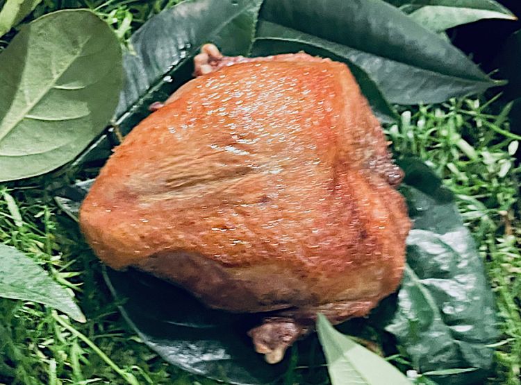 Piccione di Miroglio nel lavec, il suo consommé al profumo di verbena e agnoli ai fegatini, un secondo che arriva in tavola in tre distinti servizi