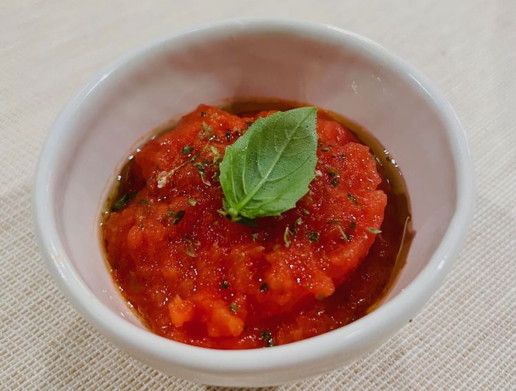 Pranzi e cene al Luogo di Aimo e Nadia si aprono con un assaggio di passata di pomodoro, il sole nel piatto