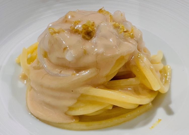 Spaghettoni di grano Saragolla con allievi di Polignano, colatura di alici al profumo di agrumi