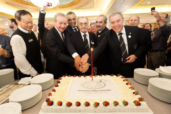 Taglio della torta per il 50 anni dell'Associazion