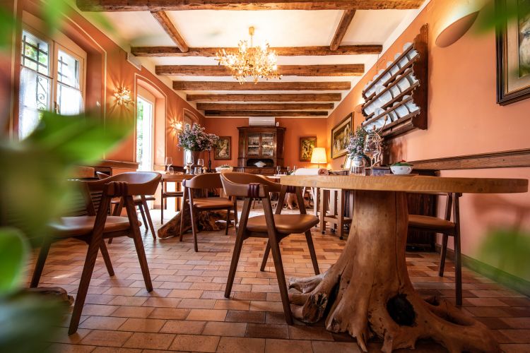 Il ristorante Al Cacciatore de La Subida. Per molto tempo la selvaggina è stata associata a preparazioni robuste, lunghe cotture e sapori intensi, spesso coperti da spezie o lavorazioni pesanti. Oggi, invece, la sfida è restituire eleganza e precisione a queste carni, lavorandole con tecniche che ne rispettino la struttura e ne esaltino la finezza aromatica. Meno mascheramenti, meno quantità, più attenzione al dettaglio: è questa la direzione in cui si muove la cucina di Gavagna, che interpreta il selvatico con leggerezza e misura, senza rinunciare alla sua identità