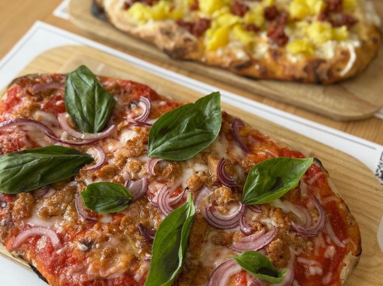 Pinsa tonno veg e cipolla e Pinsa patate e salsiccia veg