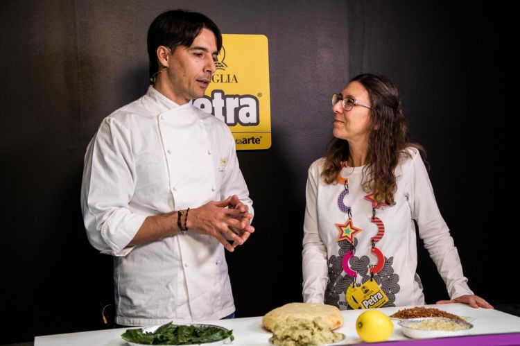 Friedrich Schmuck con Cristina Viggè al Sigep di Rimini, mentre prepara la pizza Scacco Macco. Foto di Enrica Guariento
