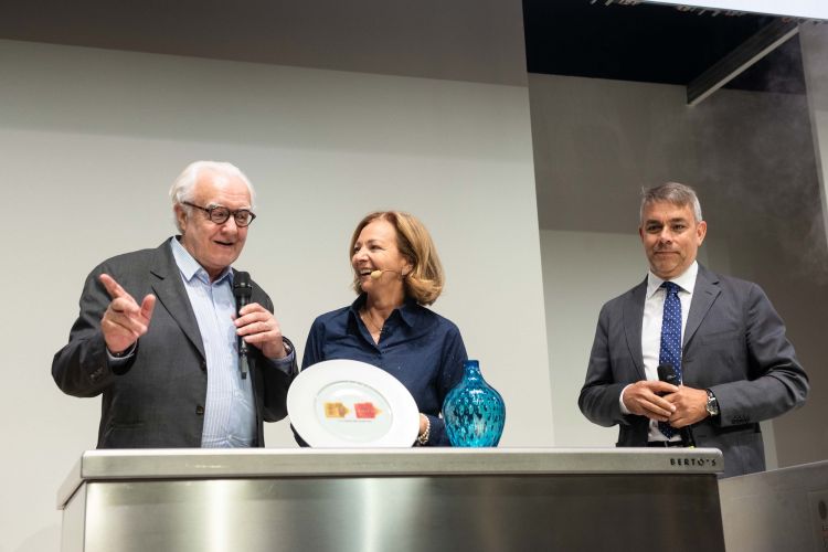 Alain Ducasse sul palco di Identità Milano 2026 con Cinzia Benzi di Identità Golose e Karim Soleilhavoup, ceo di Teritoria