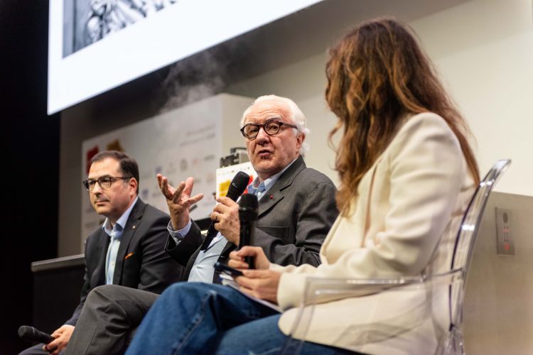 Alain Ducasse sul palco di Identità Milano 2026. 