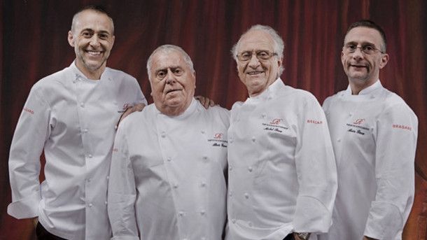 DINASTIA. Da sinistra, Michel Roux junior (oggi chef di Le Gavroche) col padre Albert, Michel senior col figlio Alain (oggi chef di Waterside Inn)
