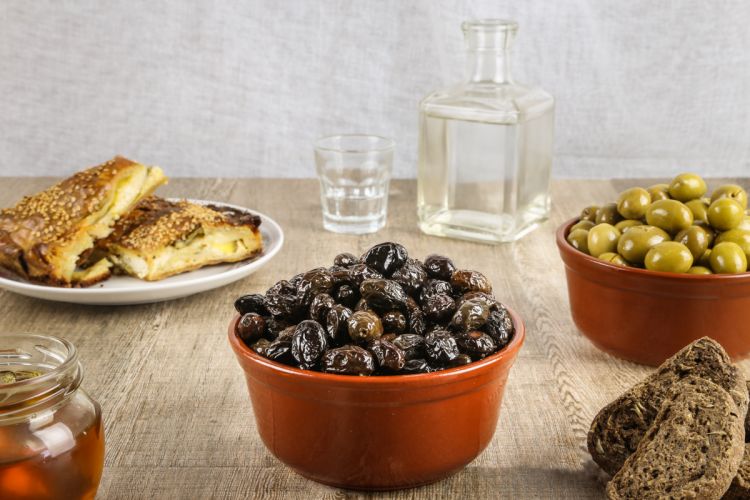 Alatsoelies, olive salate