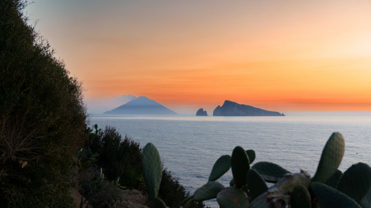 Magnifico scenario da Panarea, con in lontananza, 