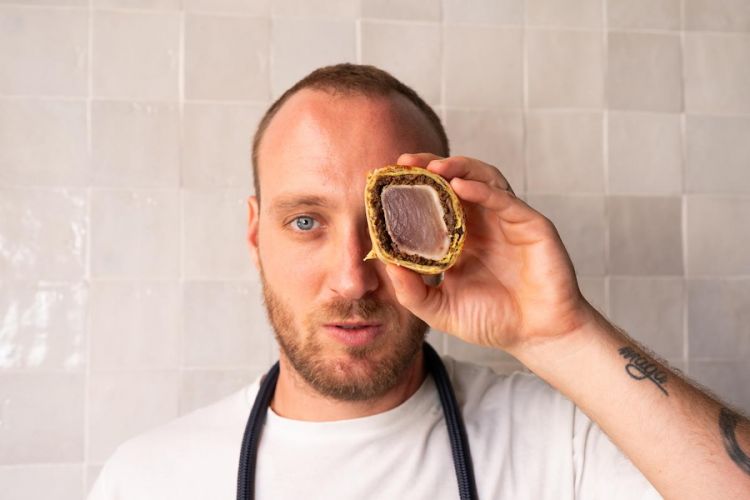 Alberto Angiolucci, catanese, compirà 29 anni l’anno prossimo. Nel giugno 2022 ha aperto a Catania prima una macelleria di mare e poi vi ha aggiunto un ristorante battezzandolo Angiò