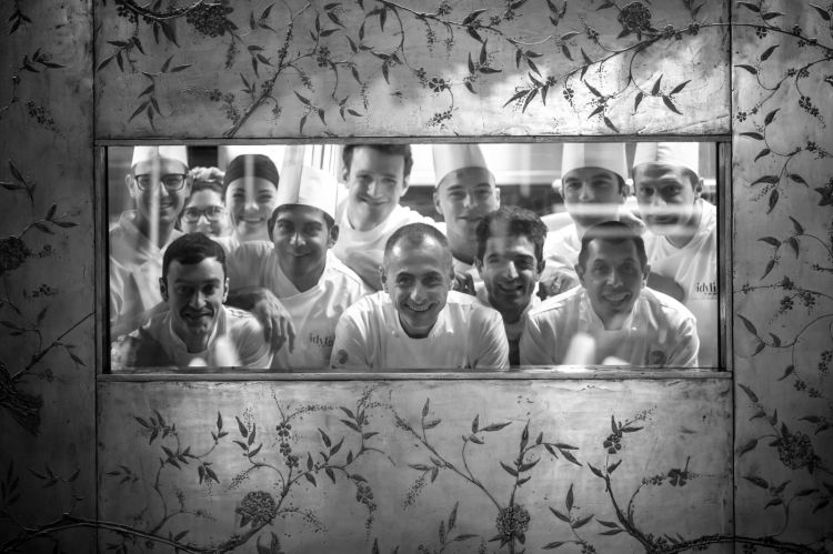 Lo staff di cucina con lo chef