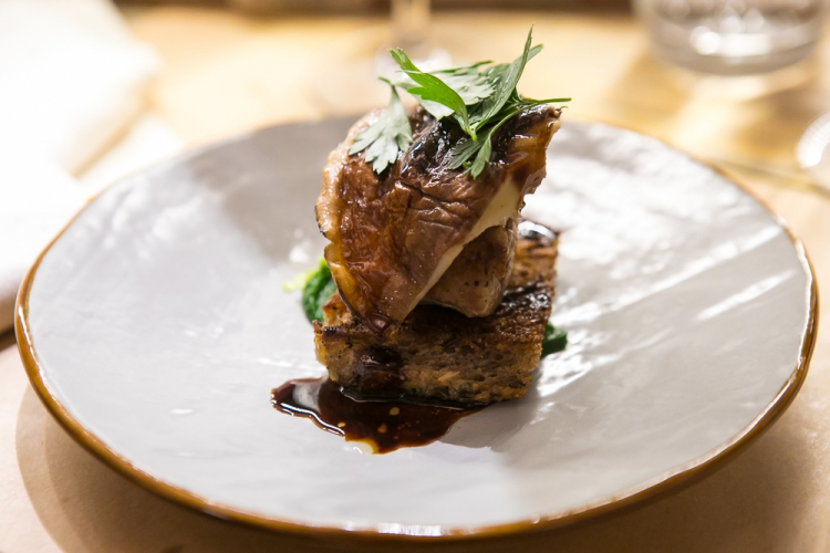 Crostino di midollo, animella e shitake