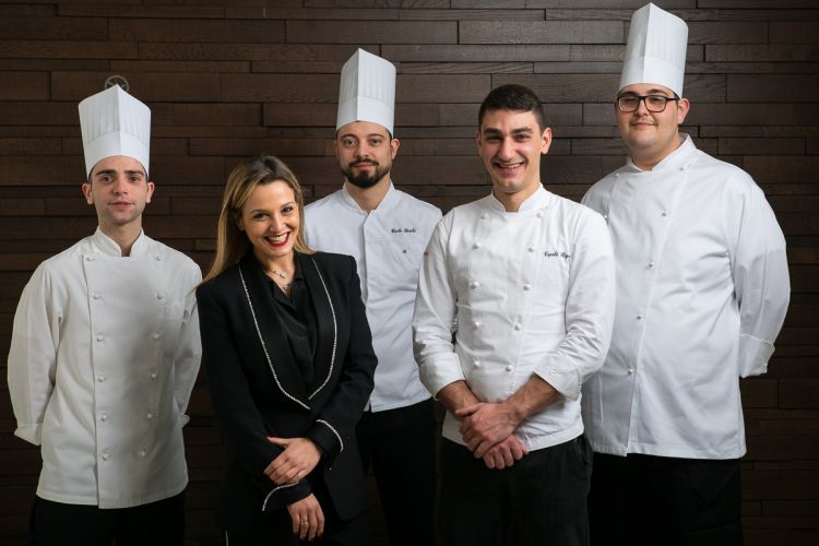 Rigels Tepshi, secondo da destra, con Annalisa Magri e la brigata: Isac Bonandini, il sous chef Carlo Sarchi e Paolo Nichele (foto Alberto Blasetti)
