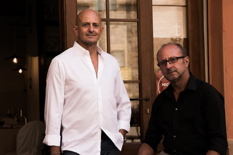 Da sinistra, Andrea Rizzo, restaurant manager dell'Osteria dei Vespri, e suo fratello Alberto, chef 
