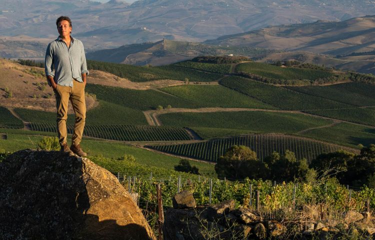 Alberto Tasca d'Almerita tra i vigneti
