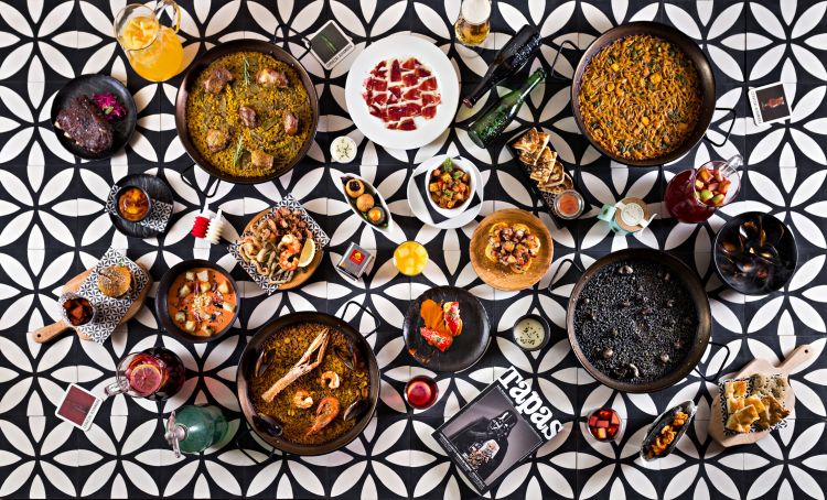 All'Albufera il menu è una vera e propria Experiencia Española a base di tapas e altre specialità da condividere, para compartir, con gli altri commensali, un percorso tra sapori autentici e rivisitazioni contemporanee.