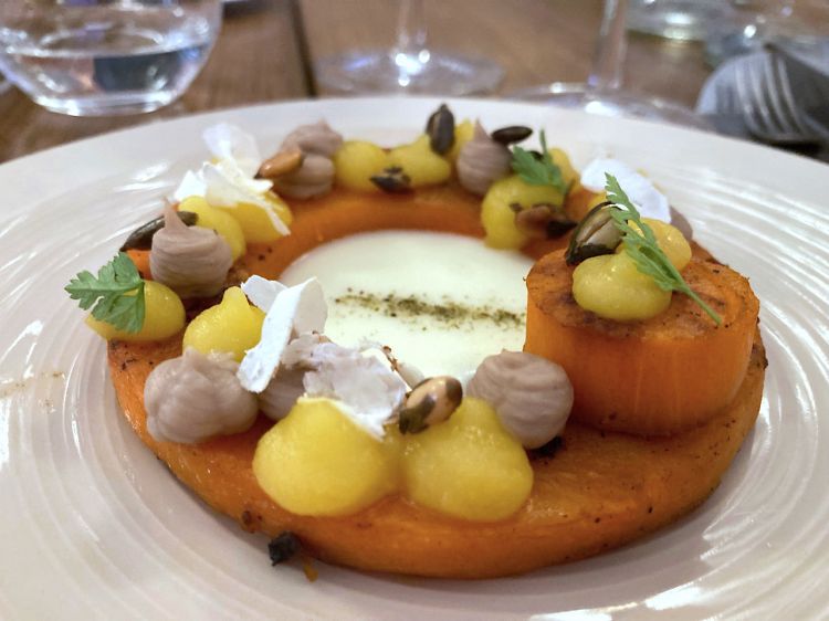 Zucca arrosto con castagne, crema di carote e fonduta di Castelmagno
