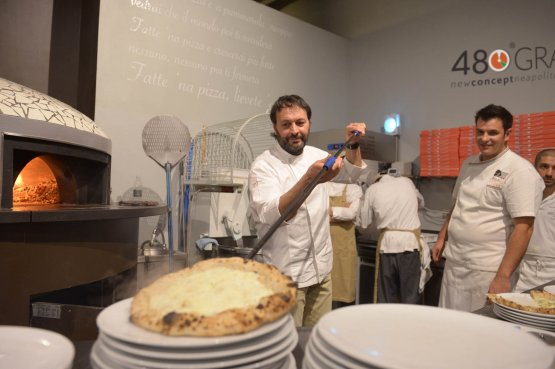 Lo chef Ugo Alciati mentre sforna pizza al 480 Gra