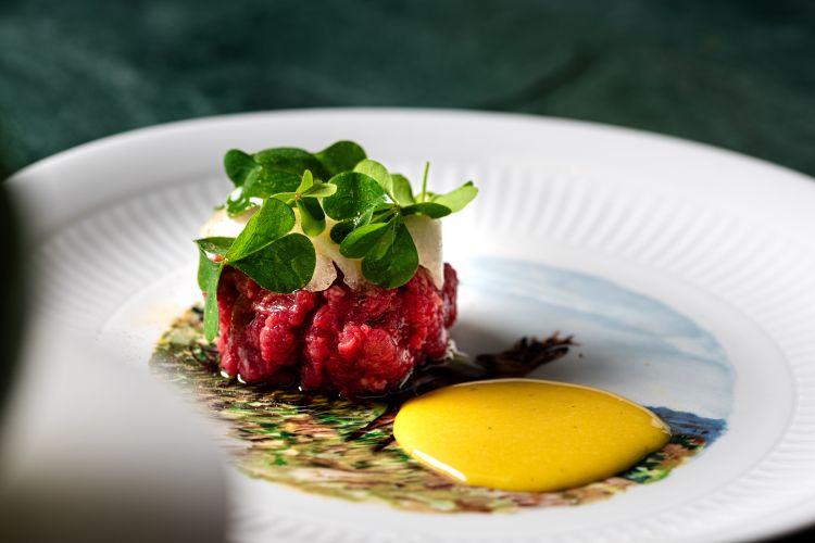Tartare di manzo, crema d'uovo all'acciuga, pera e acetosella
