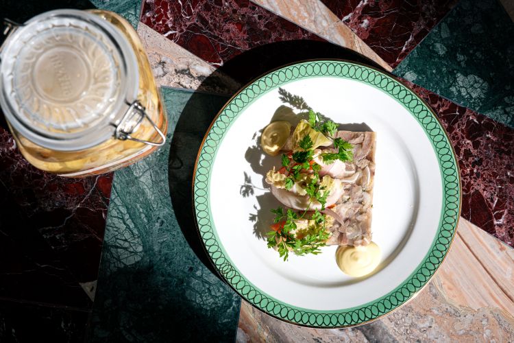 Coppa di testa di maiale fatta in casa e verdura in giardiniera