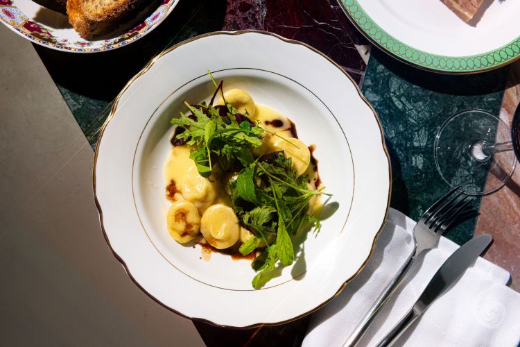 Bottoni di patate, burro affumicato di Paolo Amato, erbe amare e mosto cotto