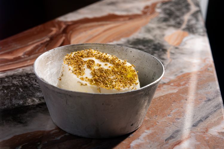 Pannacotta di Caterina Maceroni, polline di finocchietto selvatico e filo d'olio