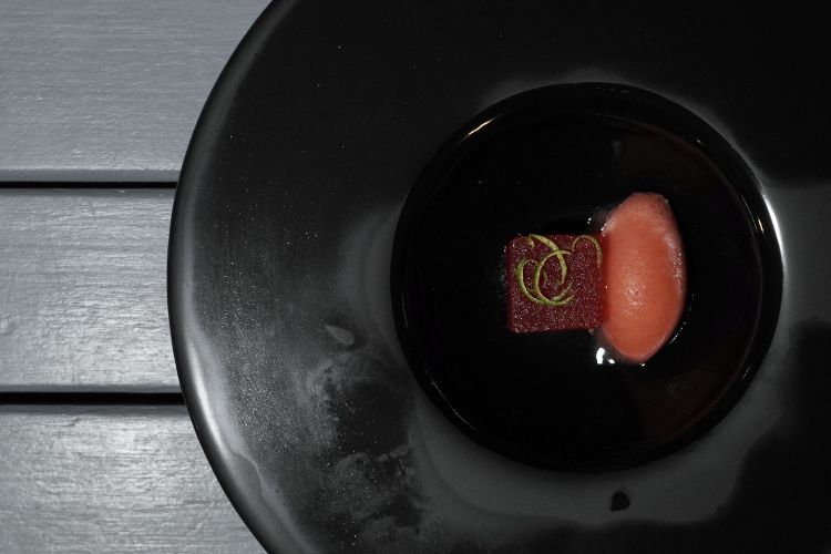 Cubo di anguria marinata in spezie (cannella, anice stellato, lime...), sorbetto all'anguria
