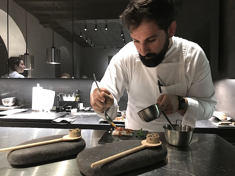 Alessandro Miocchi, uno dei due chef e soci del Retrobottega, mentre rifinisce una proposta basata su un gioco tra patè di fegatini di pollo e uno scampo crudo e glassato