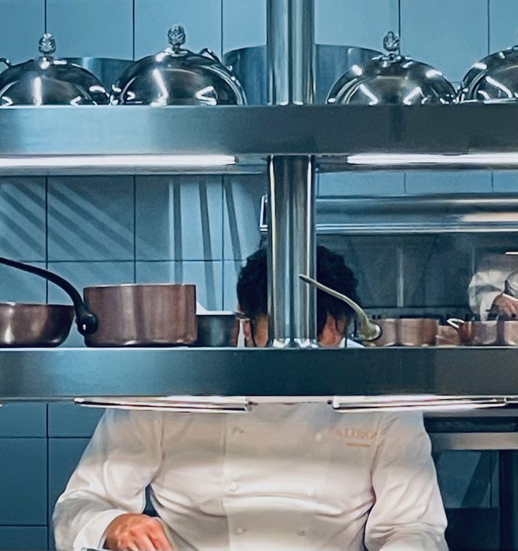 Una curiosa immagine di Alessandro Negrini al lavoro nella cucina del Luogo