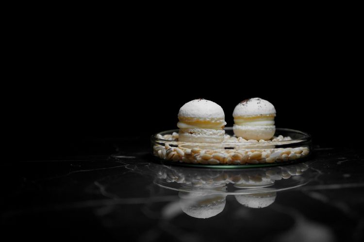 Macaron con crema di pecorino romano, pepe di Timut e pere in osmosi
